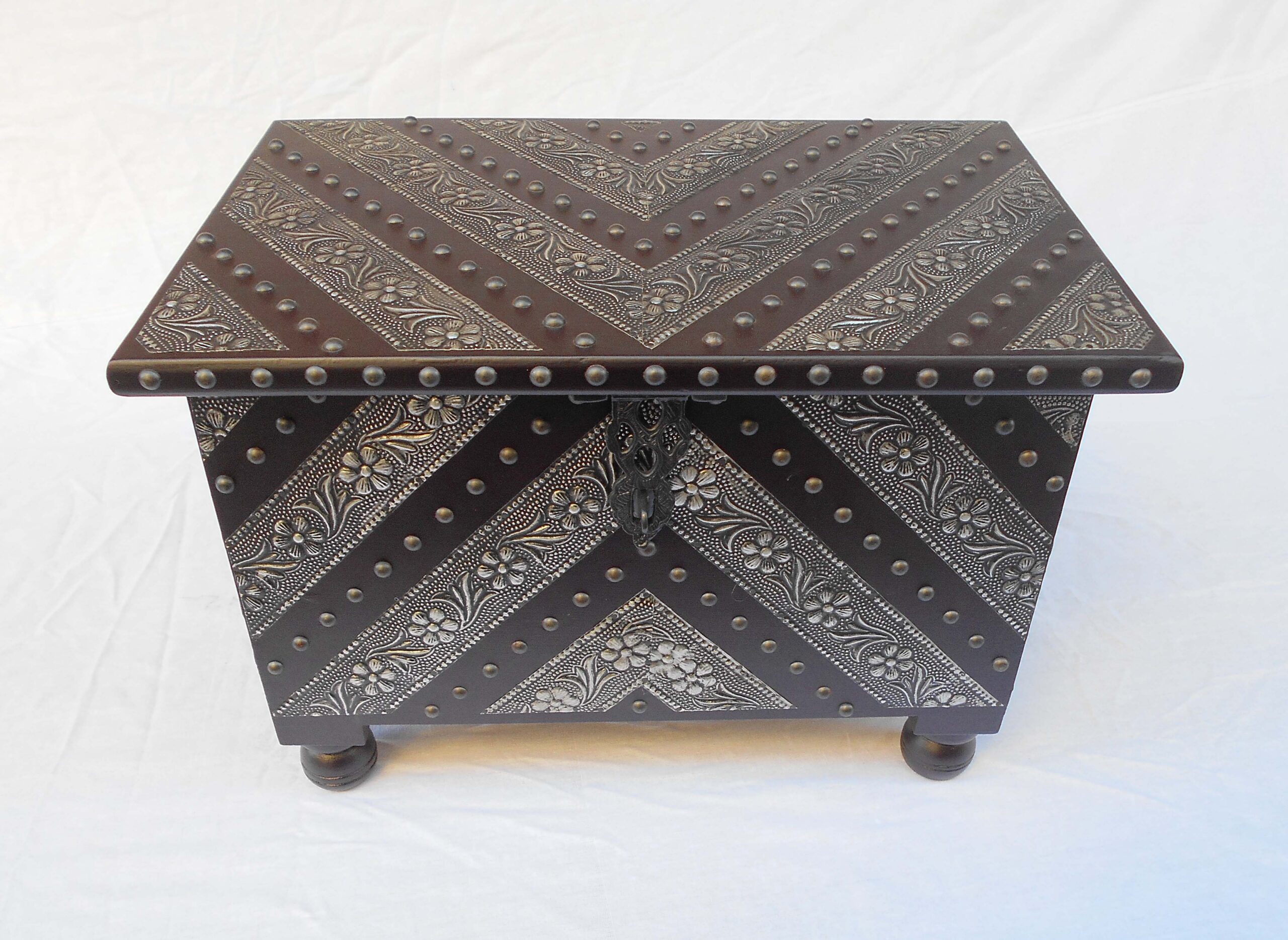 beautiful handmade wooden box with riveted design – vintage charm & timeless craftsmanship beautiful handmade wooden box with riveted design – vintage charm & timeless craftsmanship