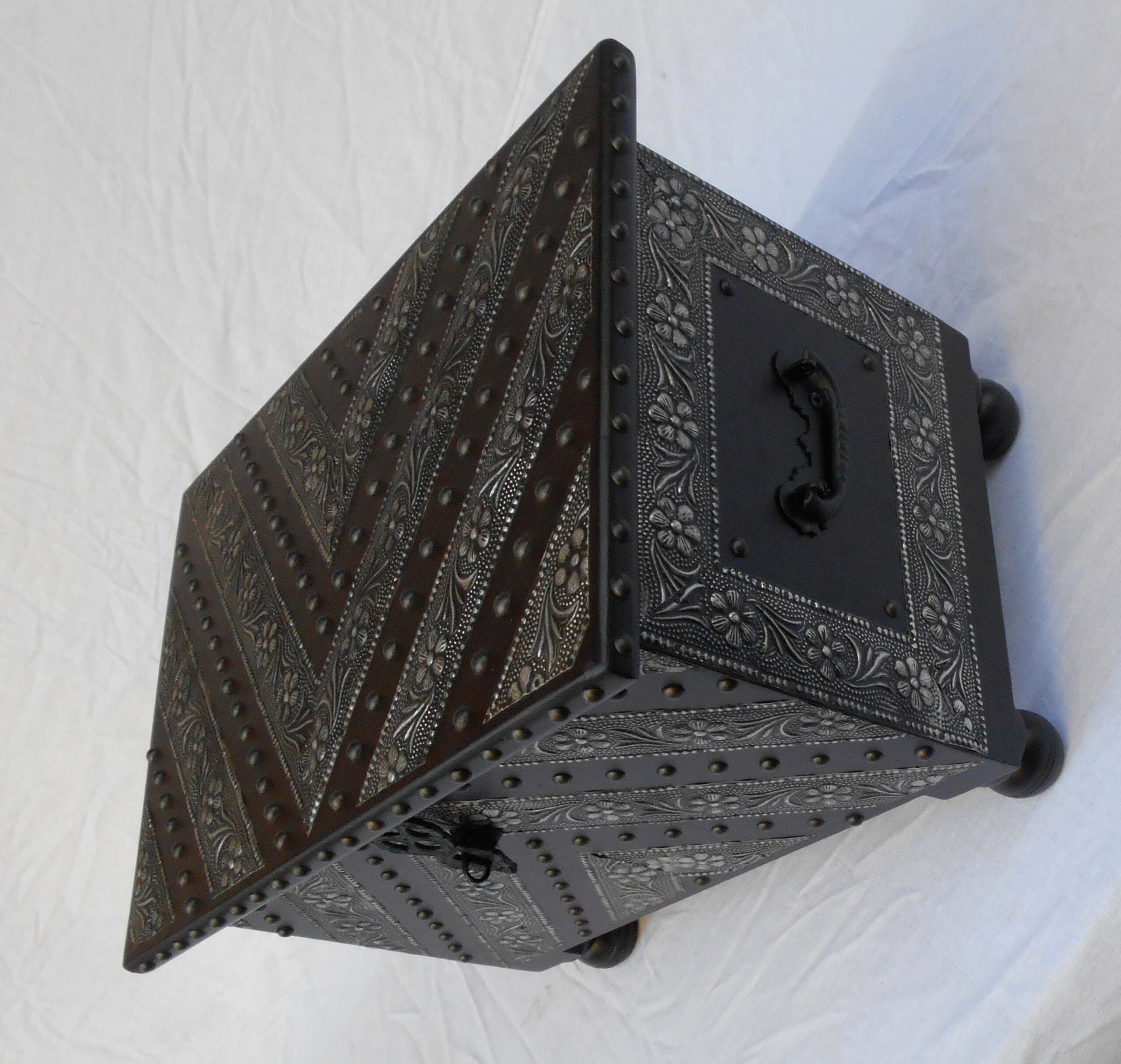 beautiful handmade wooden box with riveted design – vintage charm & timeless craftsmanship beautiful handmade wooden box with riveted design – vintage charm & timeless craftsmanship